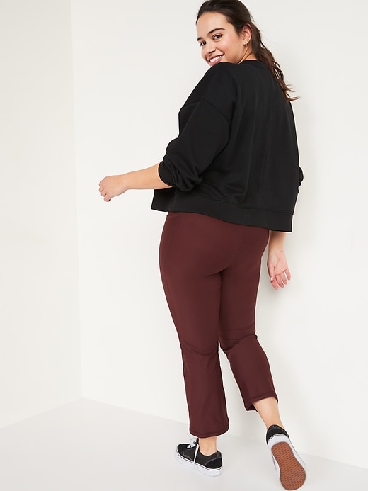 L'image numéro 6 présente Pantalon mi-long Powersoft, coupe évasée, taille haute, poches latérales pour femme