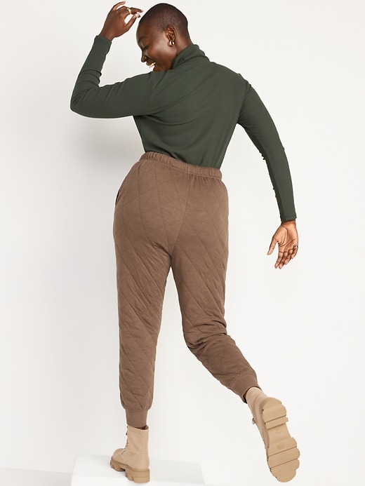 L'image numéro 6 présente Pantalon de jogging en coton ouaté matelassé à taille très haute pour Femme