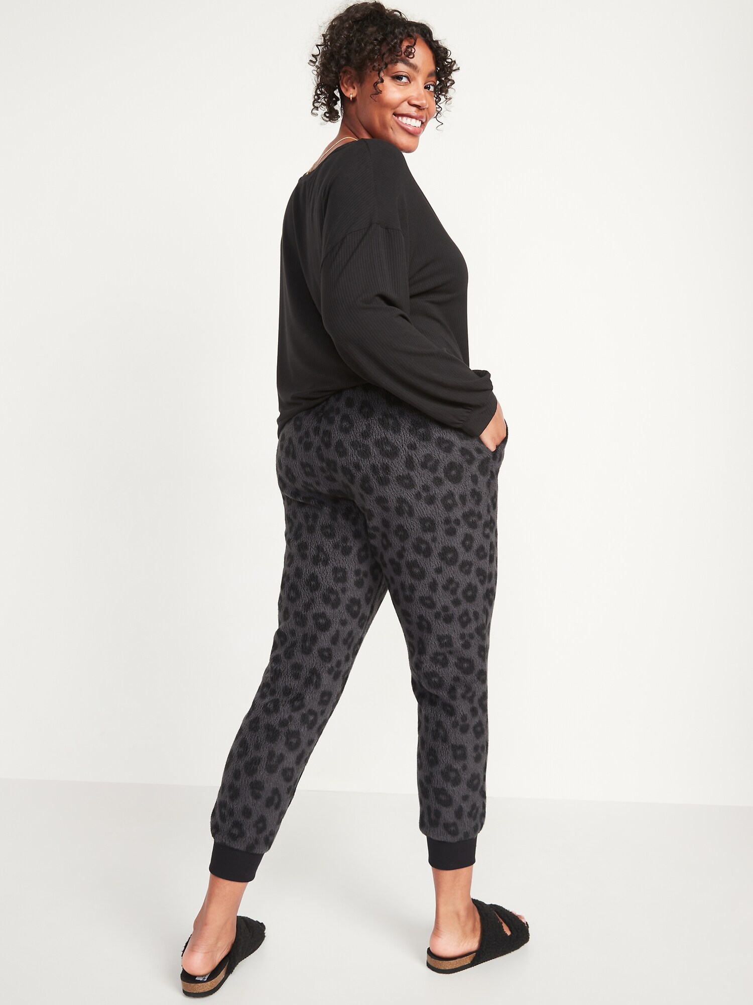 Mid-Rise Vintage Sherpa Sweatpants for Women | Old Navy