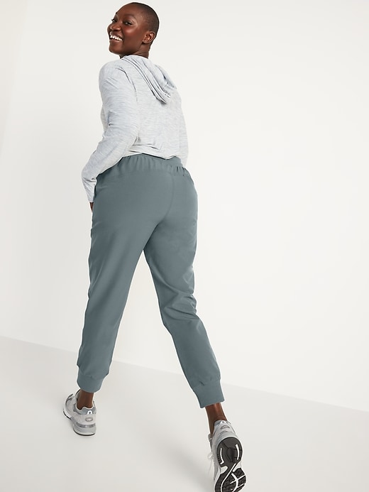 L'image numéro 6 présente Pantalon de jogging StretchTech hydrorésistante à taille haute longueur 3/4 pour Femme