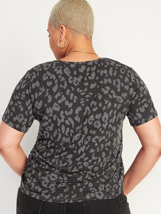 L'image numéro 6 présente T-shirt luxueux à manches courtes à imprimé pour Femme