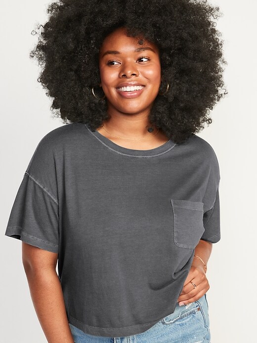 L'image numéro 5 présente T-shirt surdimensionné court teint en plongée pour Femme