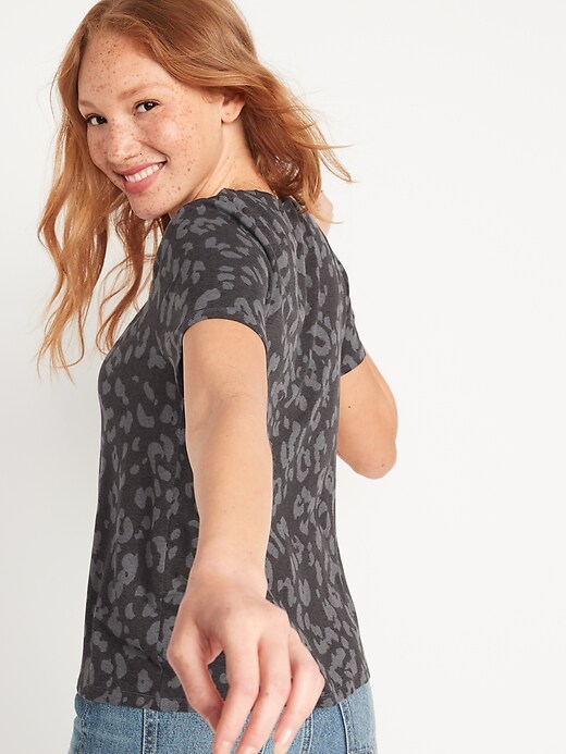 L'image numéro 2 présente T-shirt luxueux à manches courtes à imprimé pour Femme