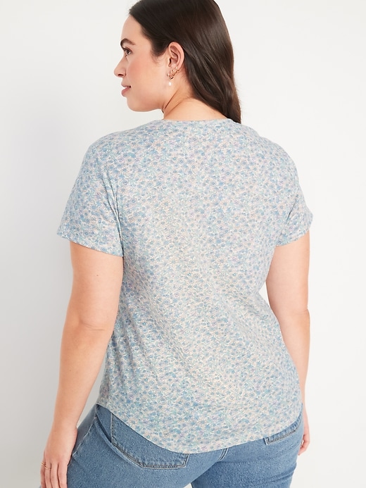 L'image numéro 6 présente T-shirt en tricot flammé à motif de fleurs passe-partout à manches courtes pour Femme