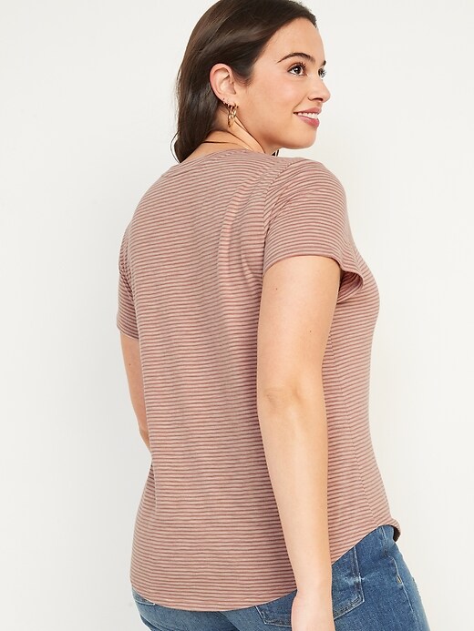 L'image numéro 6 présente T-shirt passe-partout à manches courtes en tricot flammé à rayures pour Femme
