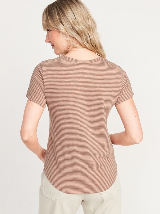 L'image numéro 2 présente T-shirt passe-partout à manches courtes en tricot flammé à rayures pour Femme