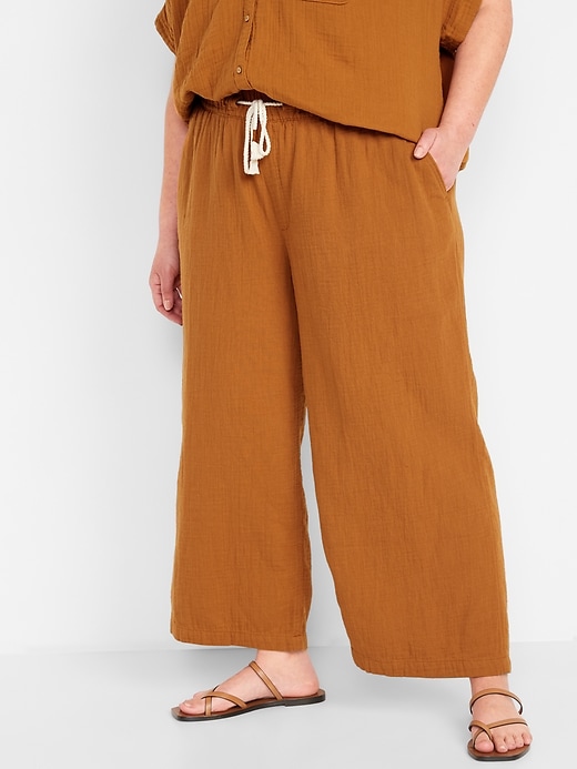 L'image numéro 7 présente Pantalon doux texturé à taille haute pour Femme