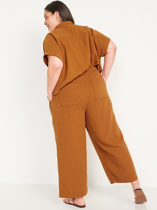 L'image numéro 8 présente Pantalon doux texturé à taille haute pour Femme