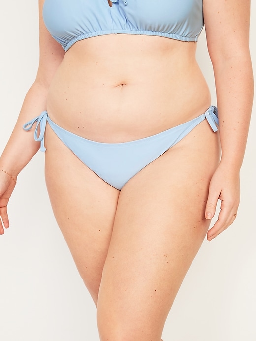 L'image numéro 7 présente Bas de bikini taille basse à cordelettes pour Femme