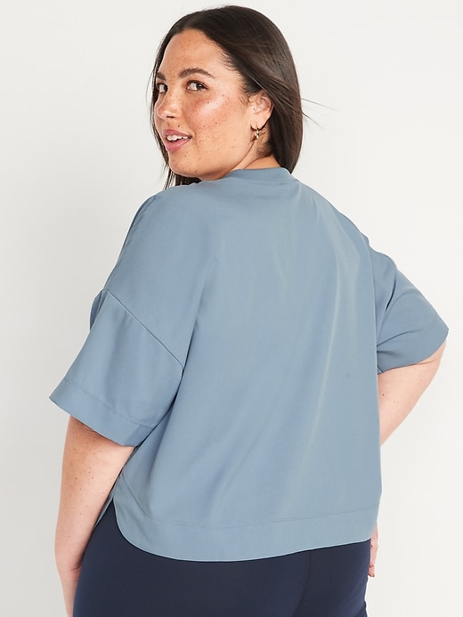 L'image numéro 8 présente T-shirt à manches courtes StretchTech court et ample pour Femme