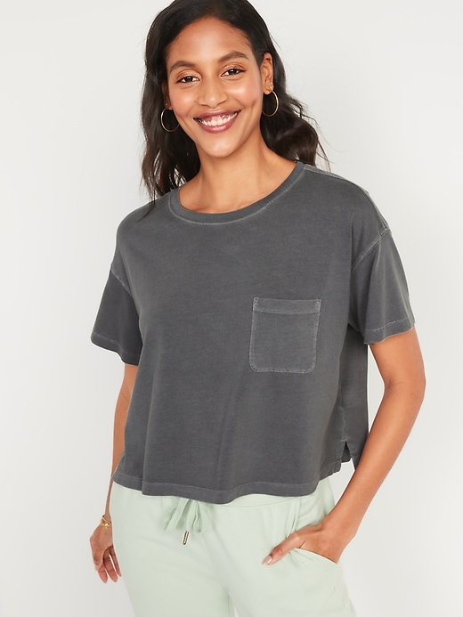 L'image numéro 1 présente T-shirt surdimensionné court teint en plongée pour Femme