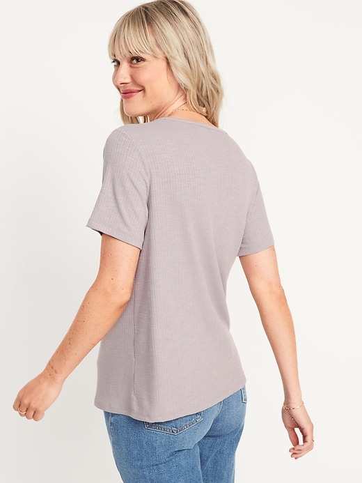 L'image numéro 2 présente T-shirt en tricot côtelé luxueux à manches courtes à encolure ras du cou pour Femme