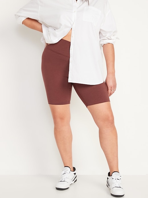 Image number 7 showing, Extra High-Waisted PowerChill Crossover Hidden-Pocket Biker Shorts for Women -- 8-inch inseam