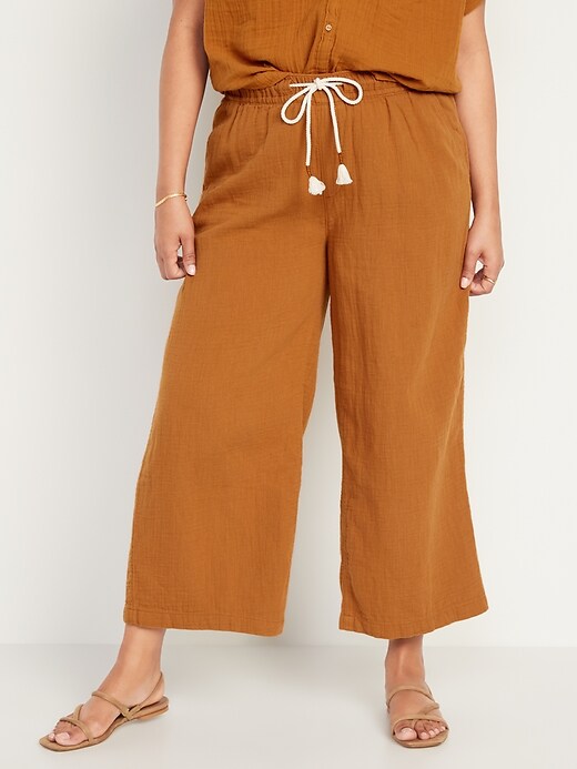 L'image numéro 5 présente Pantalon doux texturé à taille haute pour Femme