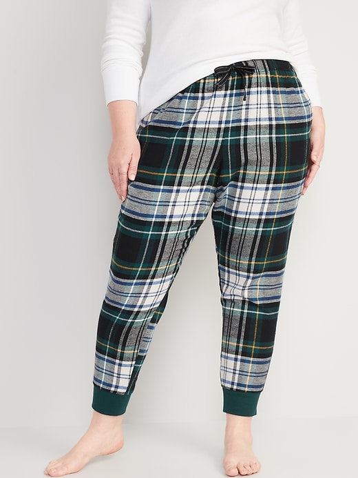 L'image numéro 7 présente Pantalon de pyjama de style jogging en flanelle à imprimé pour Femme