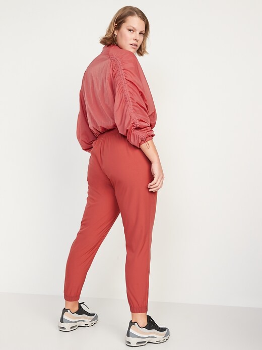 L'image numéro 6 présente Pantalon d'entraînement doux à taille moyenne à extensibilité quadridirectionnelle pour femme