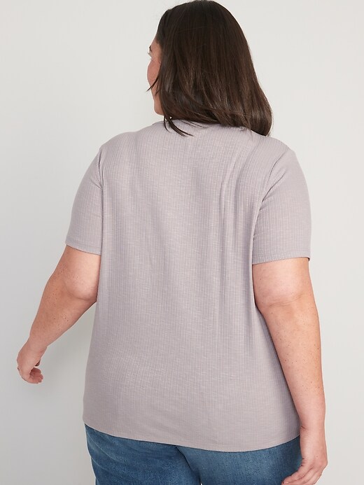 L'image numéro 8 présente T-shirt en tricot côtelé luxueux à manches courtes à encolure ras du cou pour Femme
