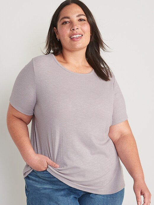 L'image numéro 7 présente T-shirt en tricot côtelé luxueux à manches courtes à encolure ras du cou pour Femme