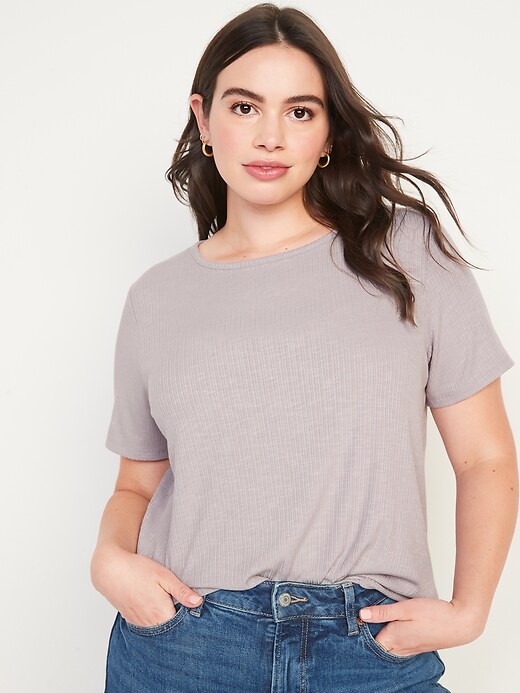 L'image numéro 5 présente T-shirt en tricot côtelé luxueux à manches courtes à encolure ras du cou pour Femme