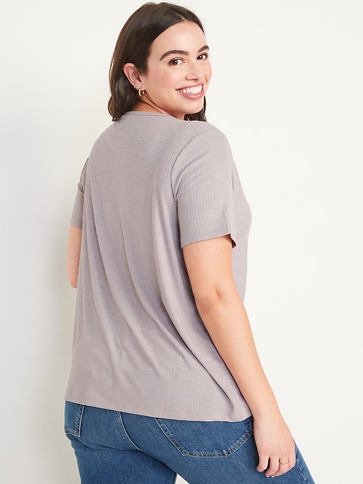 L'image numéro 6 présente T-shirt en tricot côtelé luxueux à manches courtes à encolure ras du cou pour Femme