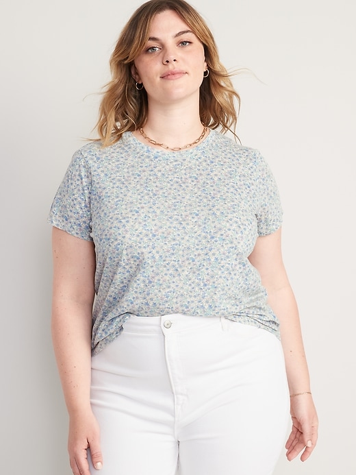 L'image numéro 7 présente T-shirt en tricot flammé à motif de fleurs passe-partout à manches courtes pour Femme