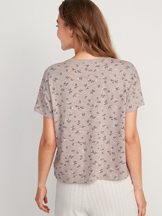 L'image numéro 2 présente T-shirt de pyjama en tricot flammé Sunday Sleep à fleurs pour Femme