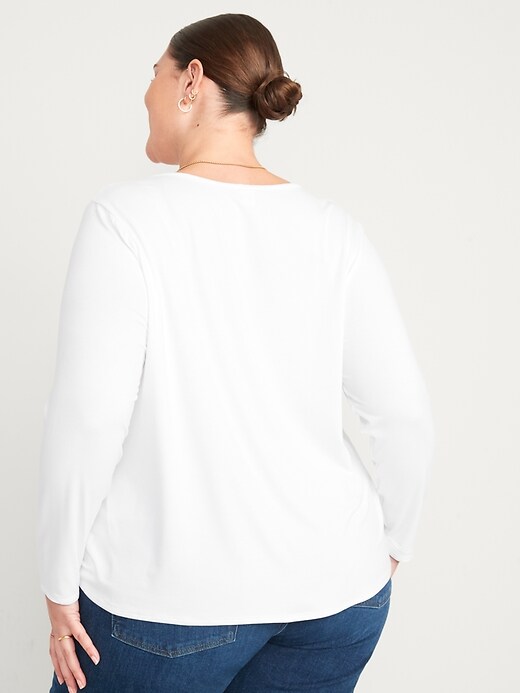 L'image numéro 8 présente T-shirt luxueux à encolure en V à manches longues pour Femme