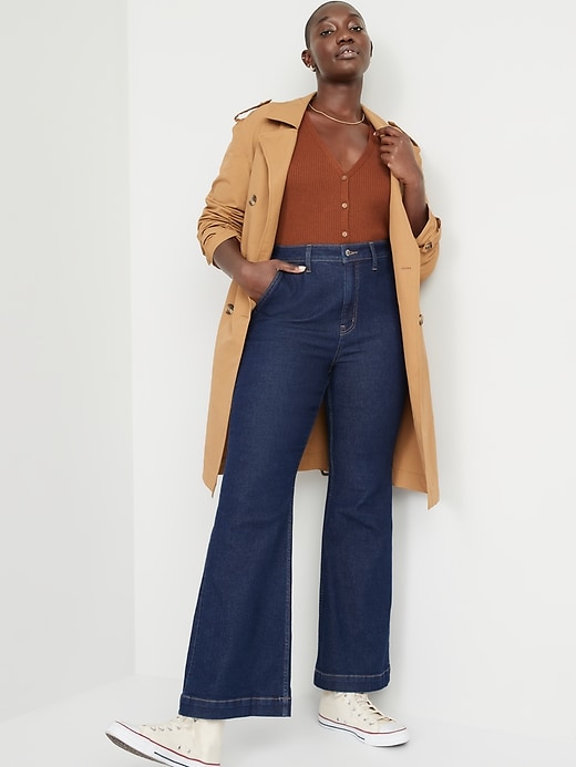 L'image numéro 3 présente Jean tailleur évasé à extensibilité 360° et à taille très haute pour Femme