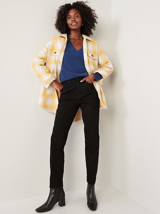 L'image numéro 3 présente Chandail en tricot côtelé à col en V pour Femme