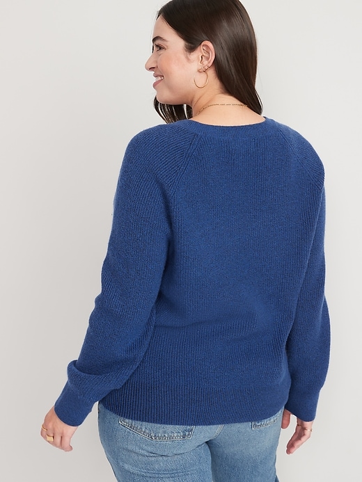 L'image numéro 6 présente Chandail en tricot côtelé à col en V pour Femme