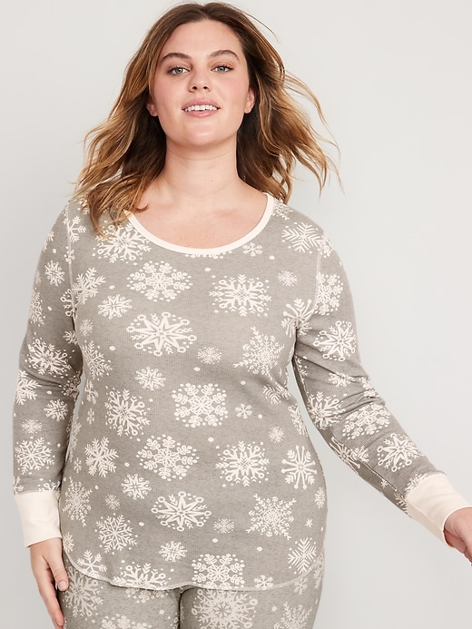 L'image numéro 6 présente T-shirt isotherme à manches longues et encolure dégagée à imprimé des Fêtes pour Femme