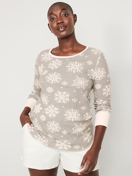 L'image numéro 4 présente T-shirt isotherme à manches longues et encolure dégagée à imprimé des Fêtes pour Femme