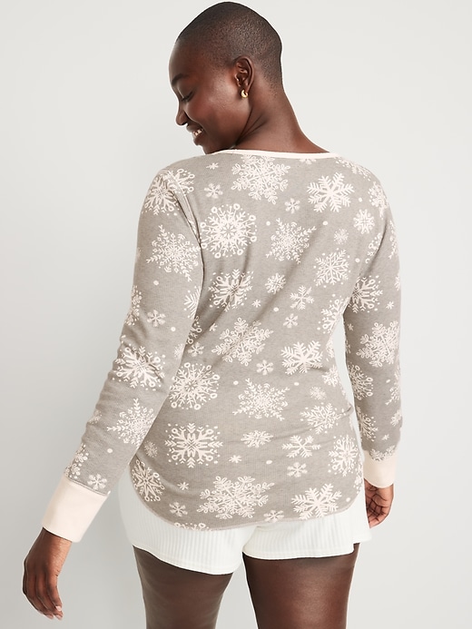 L'image numéro 5 présente T-shirt isotherme à manches longues et encolure dégagée à imprimé des Fêtes pour Femme