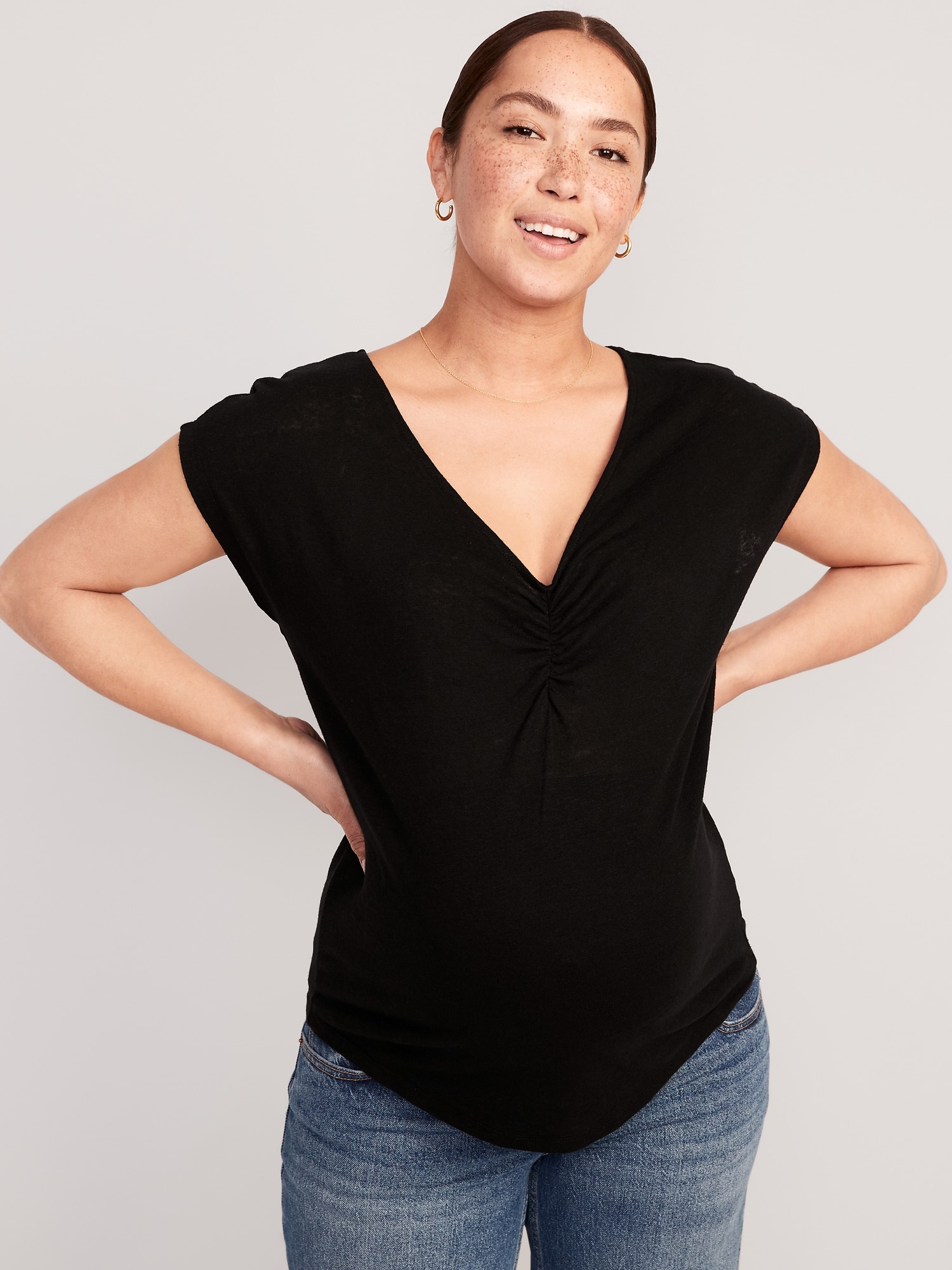 Old Navy Maternity Linen-Blend V-Neck Shirred T-Shirt black. 1