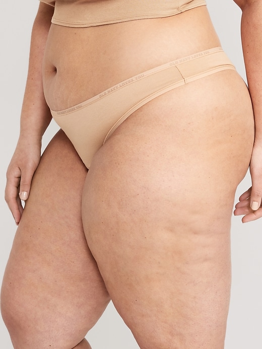 L'image numéro 7 présente Sous-vêtement tanga à taille basse à logo imprimé pour Femme