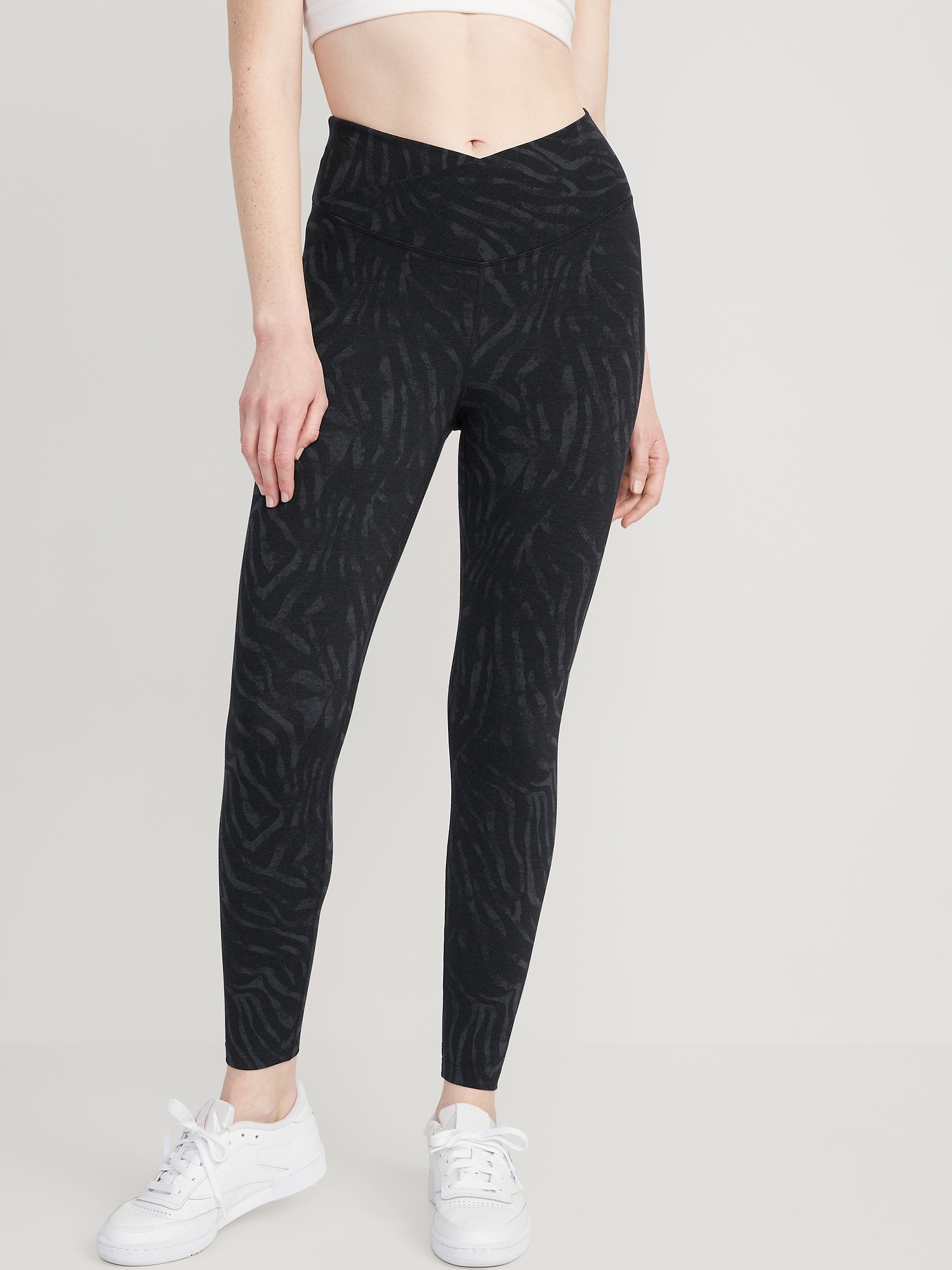 Old Navy Extra High-Waisted PowerChill 7/8 Leggings for Women black. 1