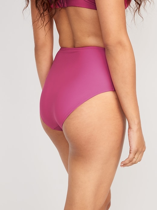 L'image numéro 2 présente Bas de bikini à taille haute pour Femme