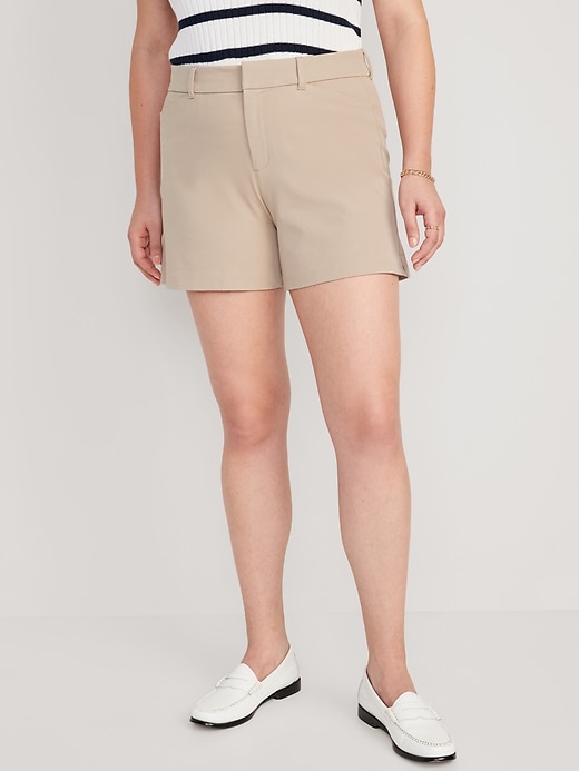 L'image numéro 5 présente Short Pixie de tailleur à taille haute, entrejambe de 12,5 cm