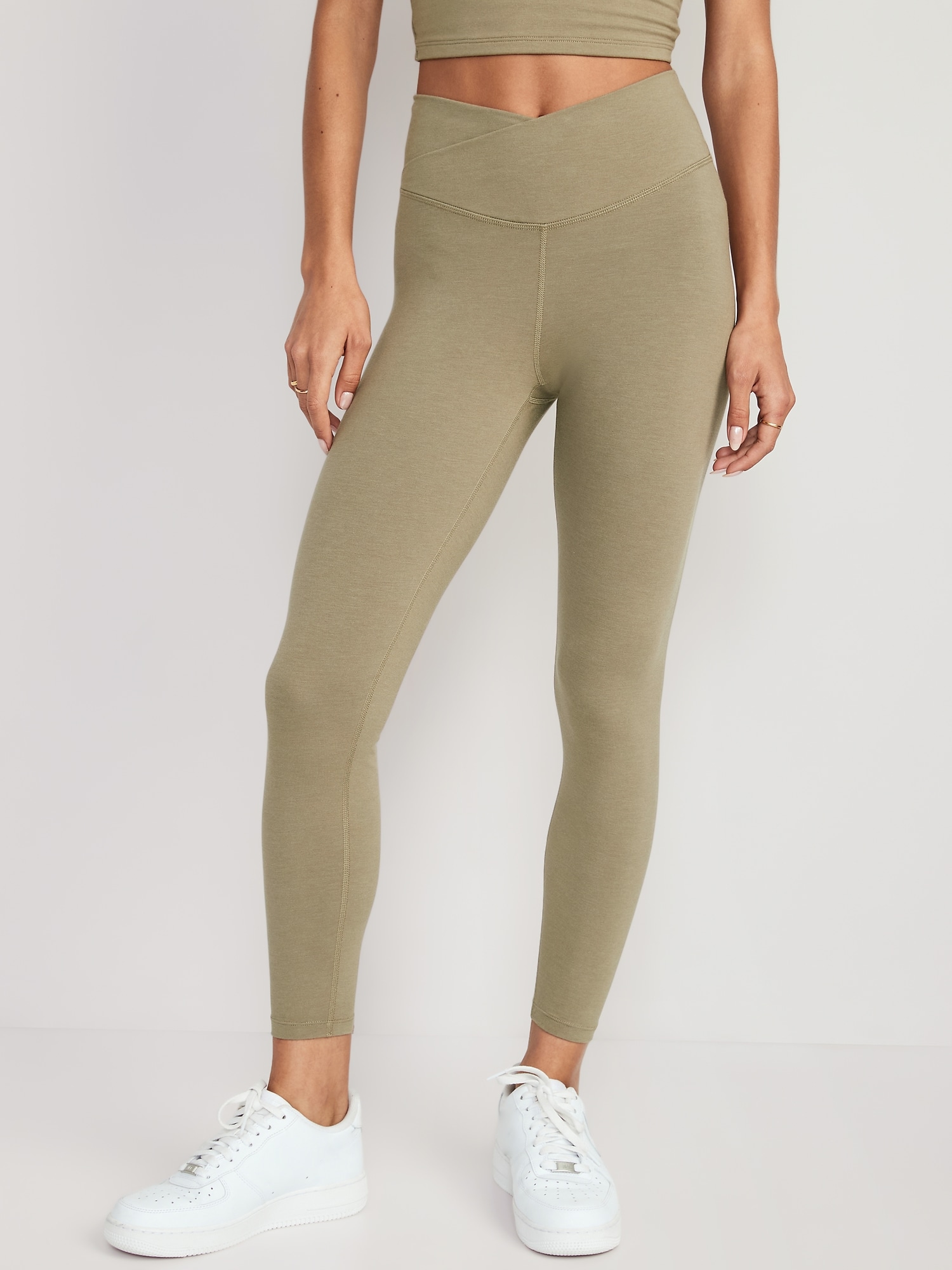 Old Navy Extra High-Waisted PowerChill 7/8 Leggings green. 1