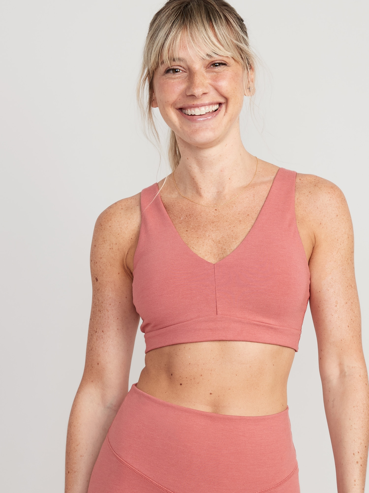 Old Navy Light Support PowerChill Sports Bra for Women pink. 1