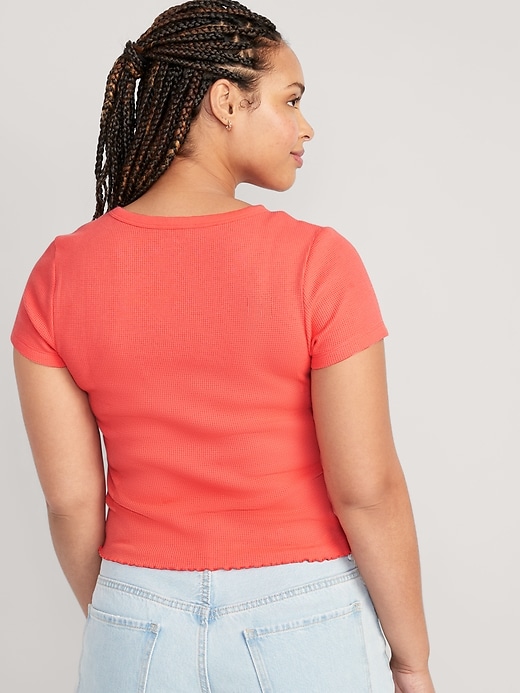 L'image numéro 6 présente T-shirt court en tricot isotherme à bord ondulé pour Femme