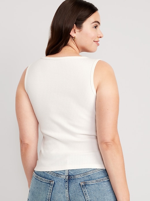 L'image numéro 6 présente Camisole en tricot côtelé à col en V pour Femme