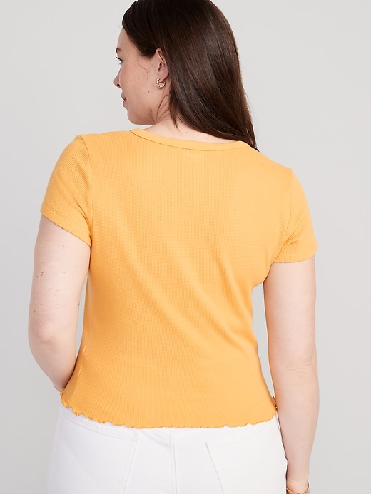 L'image numéro 8 présente T-shirt court en tricot isotherme à bord ondulé pour Femme