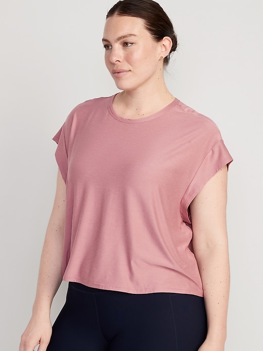 L'image numéro 7 présente T-shirt Doux nuage 94 court, doux et ample avec découpe au dos pour Femme