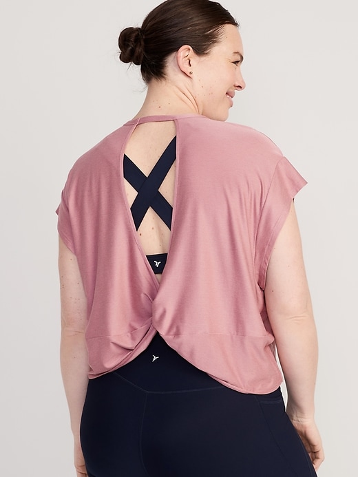 L'image numéro 8 présente T-shirt Doux nuage 94 court, doux et ample avec découpe au dos pour Femme