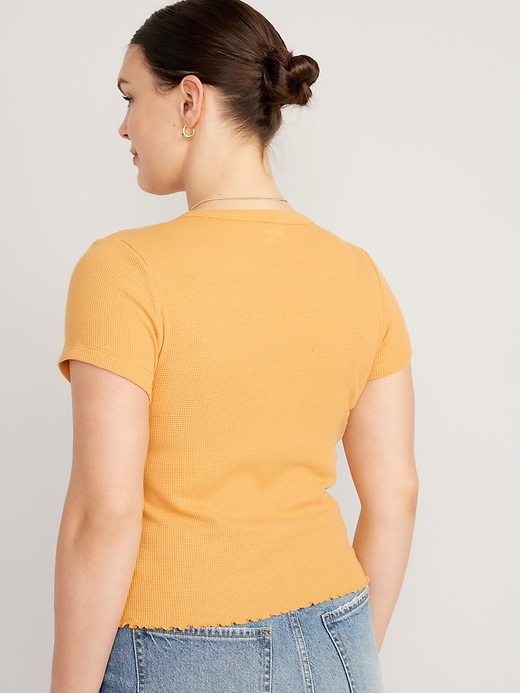 L'image numéro 6 présente T-shirt court en tricot isotherme à bord ondulé pour Femme
