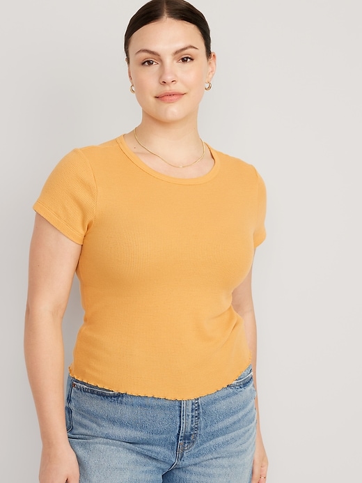 L'image numéro 5 présente T-shirt court en tricot isotherme à bord ondulé pour Femme