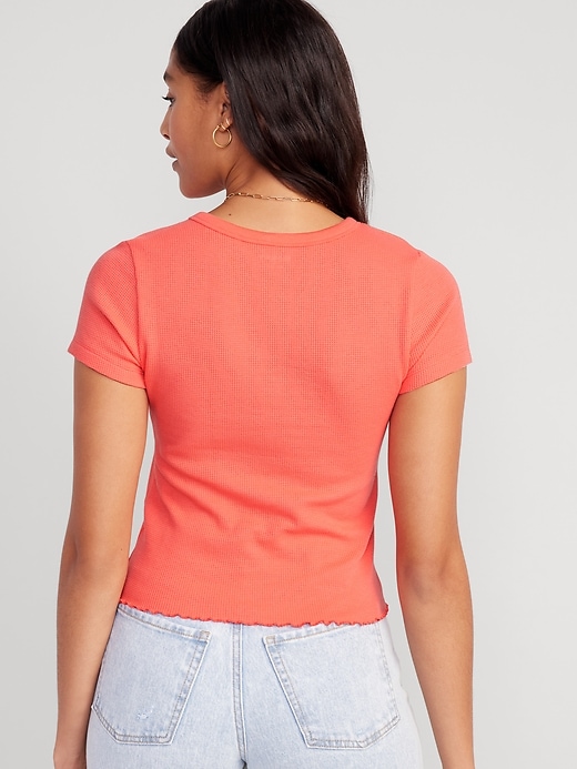 L'image numéro 2 présente T-shirt court en tricot isotherme à bord ondulé pour Femme