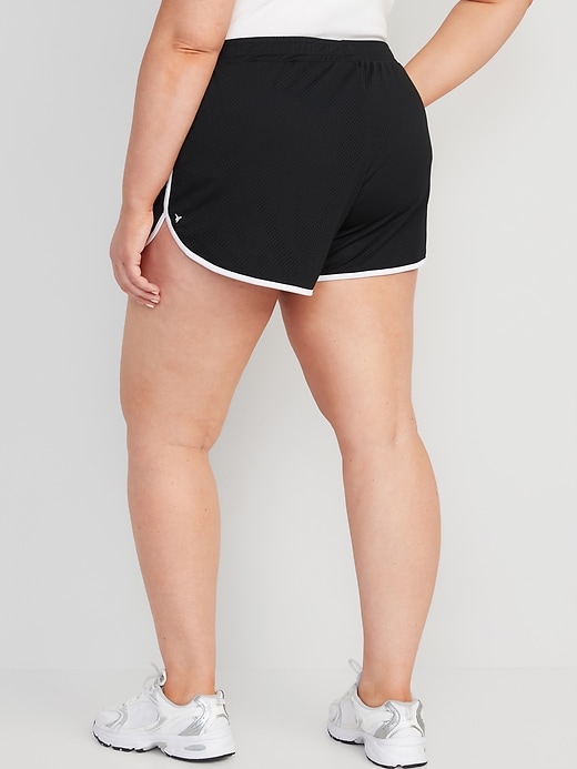 Image number 8 showing, Mid-Rise Dolphin-Hem Performance Shorts -- 3-inch inseam