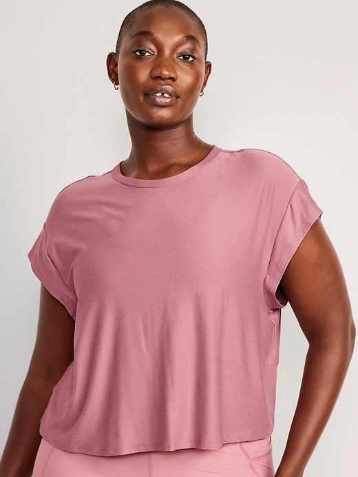 L'image numéro 5 présente T-shirt Doux nuage 94 court, doux et ample avec découpe au dos pour Femme